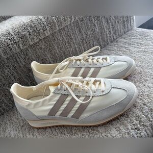 Adidas Women's SL 72 OG shoe Off White / Wonder Taupe / Wonder White. Size6